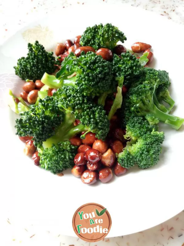 Broccoli mixed with peanuts