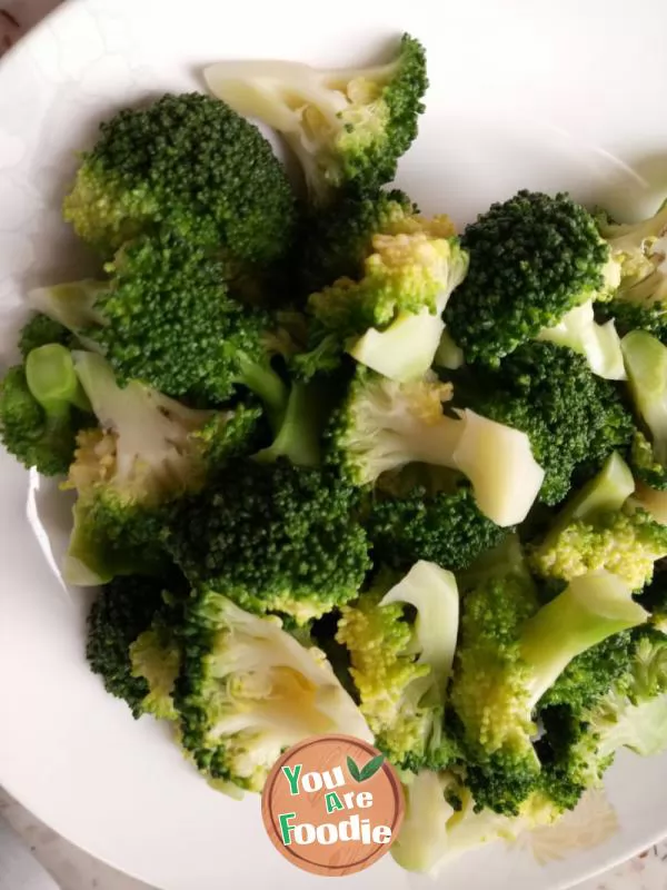 Broccoli mixed with peanuts