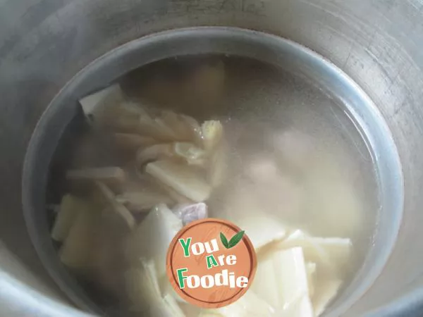 Dragon bone soup with preserved vegetables and bamboo shoots