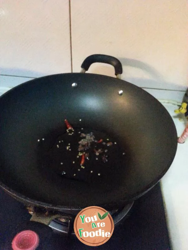 Stir fried shredded potato with chili