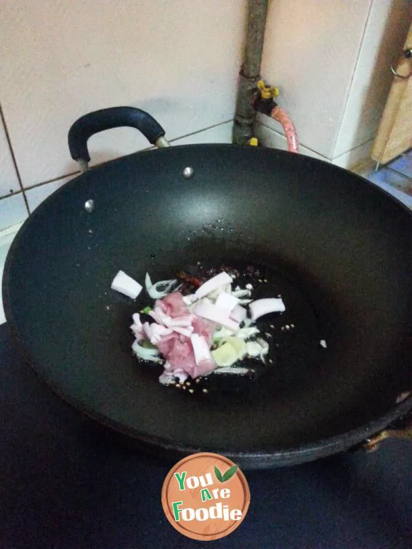 Stir fried shredded potato with chili