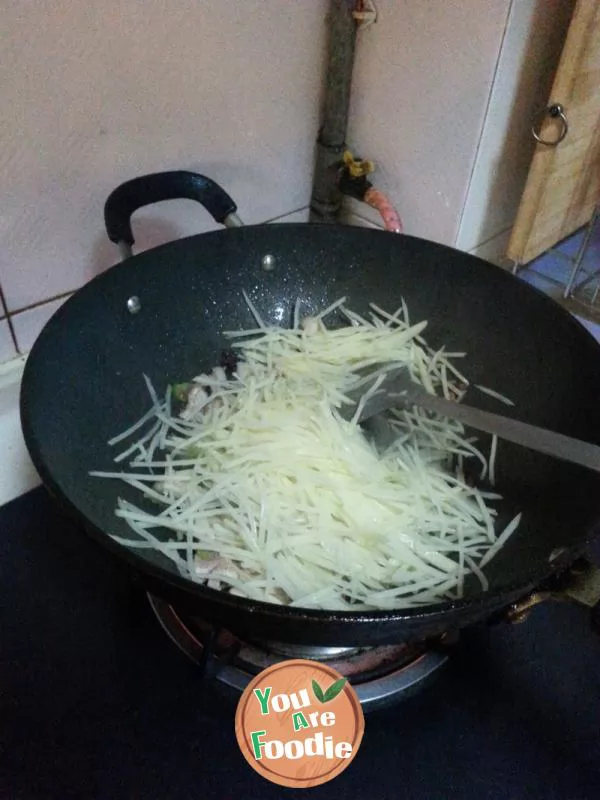 Stir fried shredded potato with chili