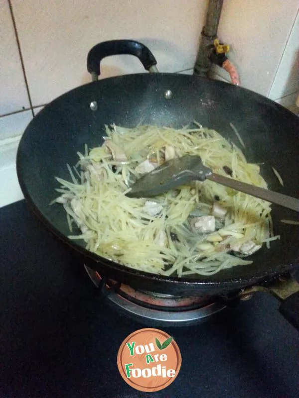 Stir fried shredded potato with chili