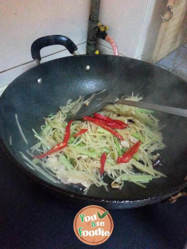 Stir fried shredded potato with chili