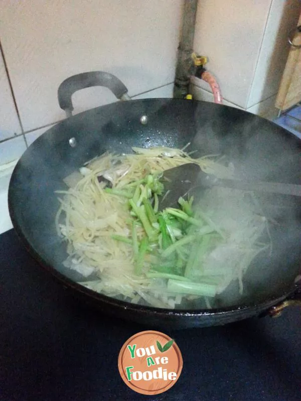 Stir fried shredded potato with chili