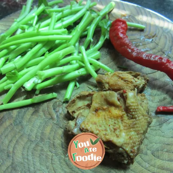 Fried chicken with vegetable stalks