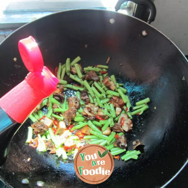 Fried chicken with vegetable stalks