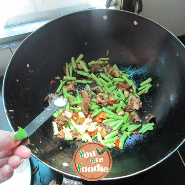 Fried chicken with vegetable stalks