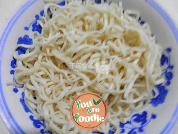 Steamed noodles with carrots