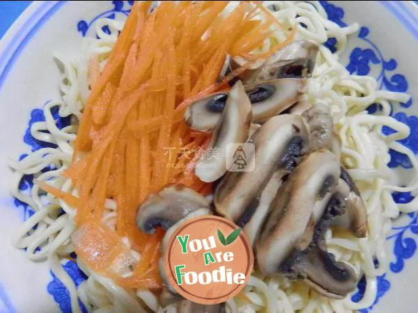 Steamed noodles with carrots