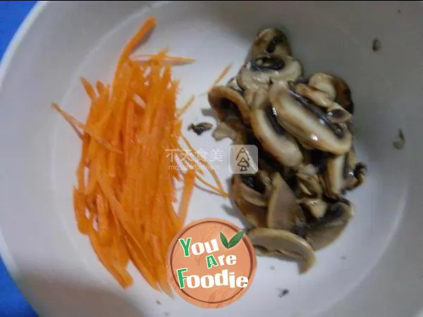 Steamed noodles with carrots