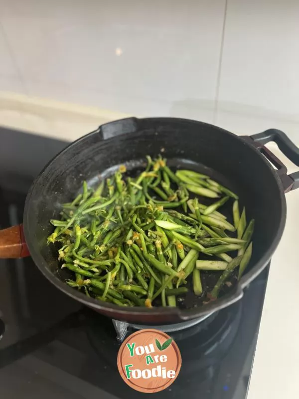 Fried Shrimp with Cucumber Flower and Asparagus