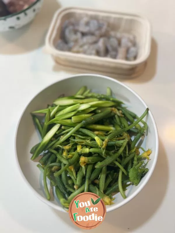 Fried Shrimp with Cucumber Flower and Asparagus