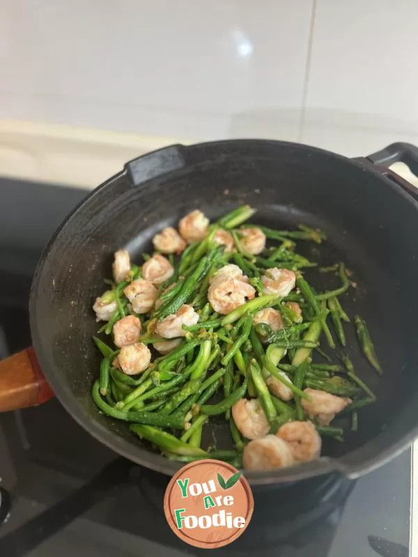 Fried Shrimp with Cucumber Flower and Asparagus