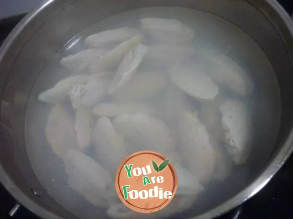 Stewed chicken wings with bamboo fungus