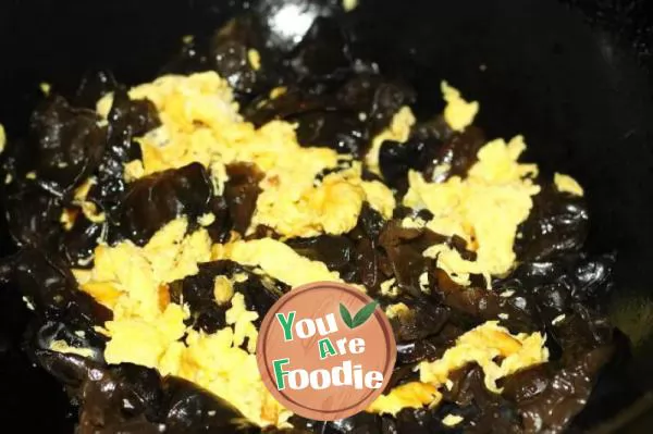 Fried eggs with black fungus