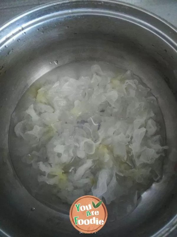 Steamed snow pear with white fungus and rock sugar