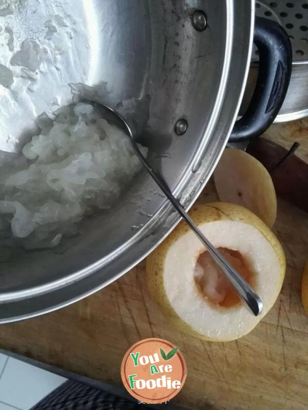 Steamed snow pear with white fungus and rock sugar