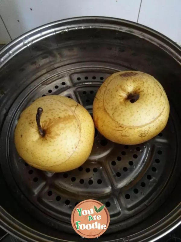 Steamed snow pear with white fungus and rock sugar