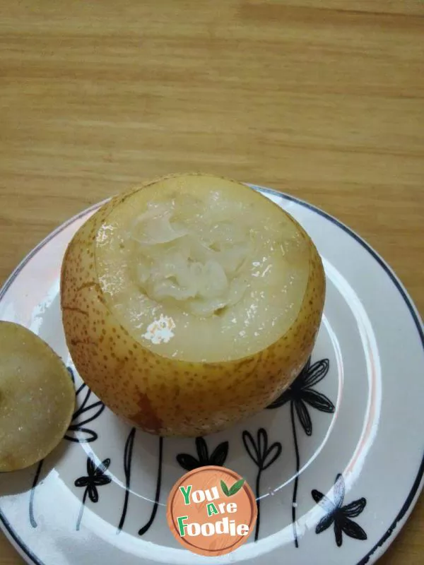 Steamed snow pear with white fungus and rock sugar