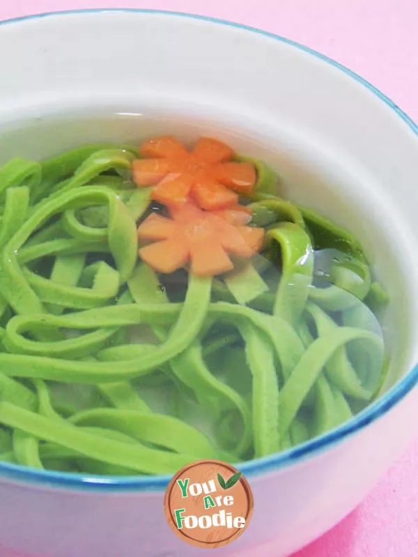 Spinach-noodles-with-clear-water-and-rippling-waves