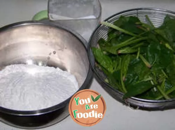 Spinach noodles with clear water and rippling waves