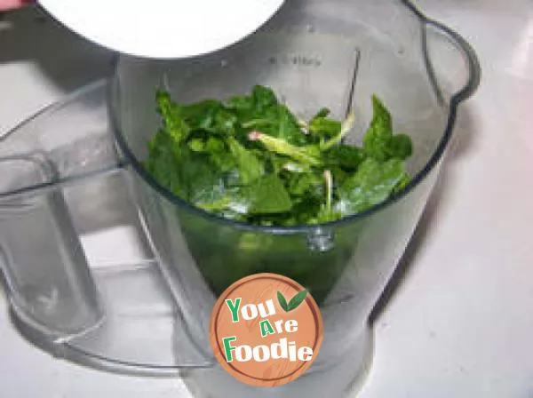 Spinach noodles with clear water and rippling waves