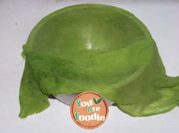 Spinach noodles with clear water and rippling waves