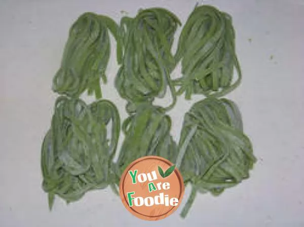 Spinach noodles with clear water and rippling waves