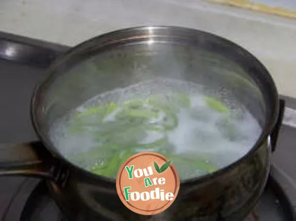 Spinach noodles with clear water and rippling waves