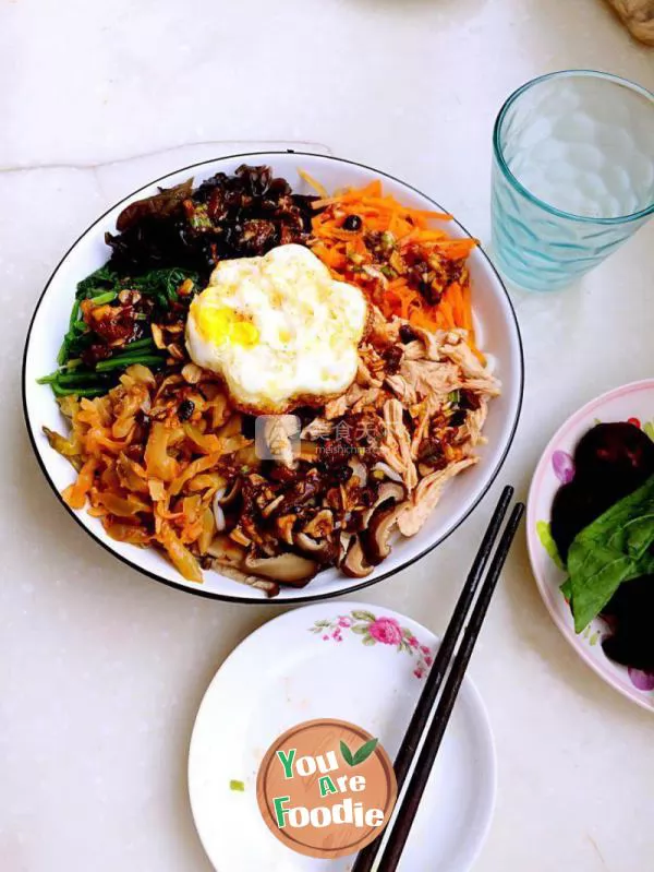 Chicken breast mixed with vegetables and rice noodles