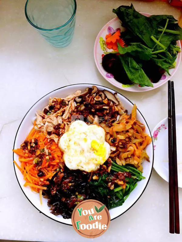 Chicken breast mixed with vegetables and rice noodles