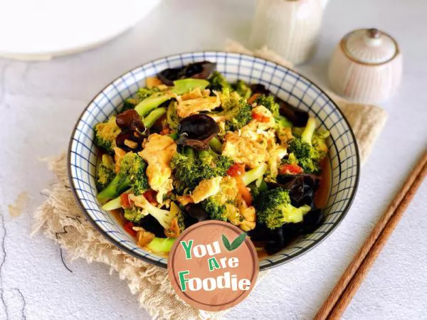 Scrambled-Egg-with-Broccoli-and-Tomato