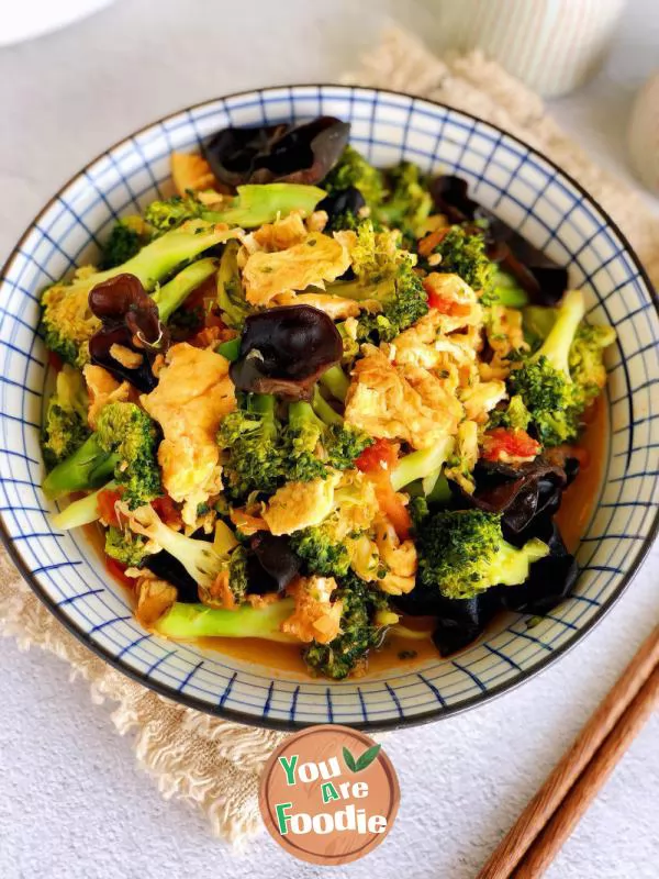 Scrambled Egg with Broccoli and Tomato