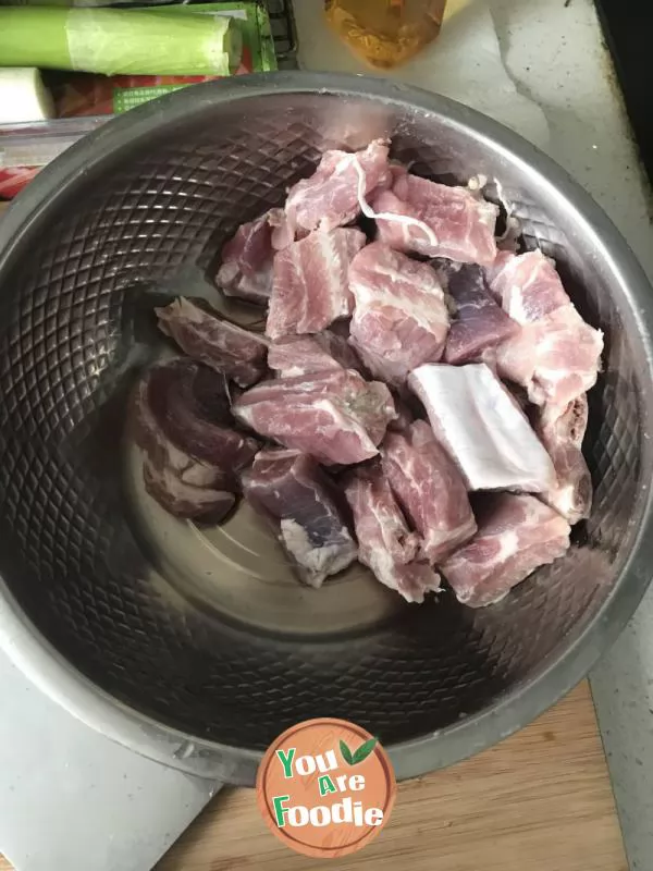 Braised spareribs with bamboo shoots in casserole