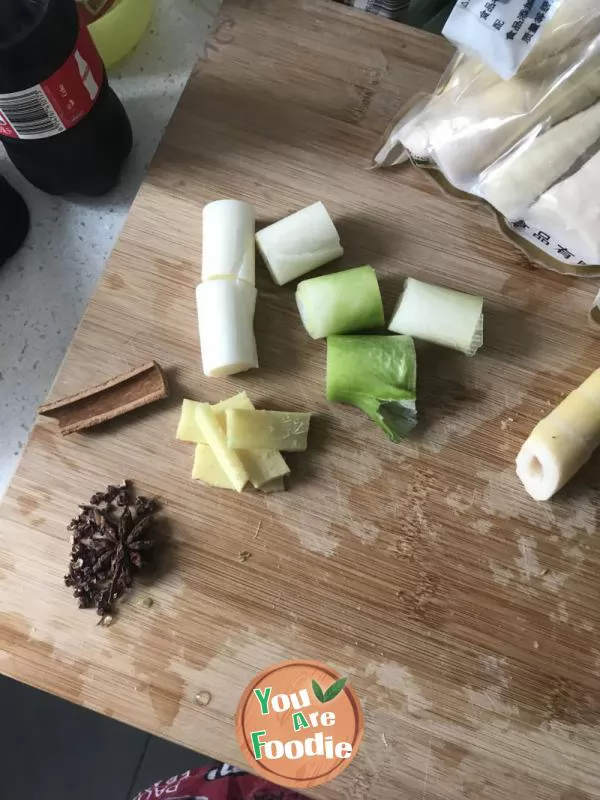 Braised spareribs with bamboo shoots in casserole