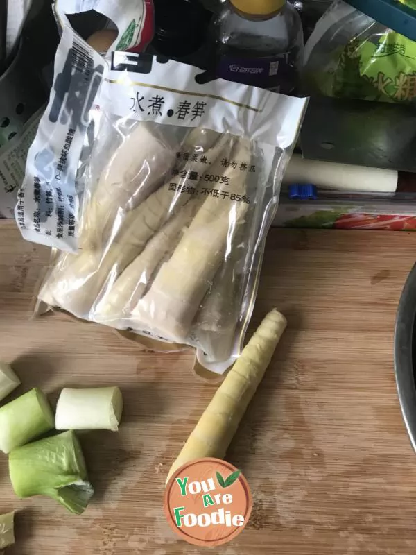 Braised spareribs with bamboo shoots in casserole