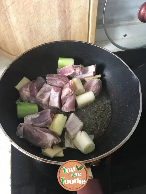 Braised spareribs with bamboo shoots in casserole