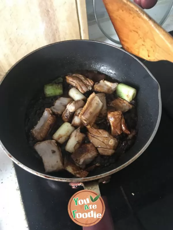 Braised spareribs with bamboo shoots in casserole