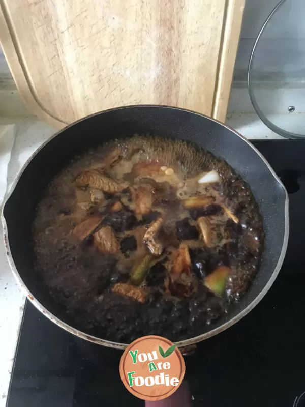 Braised spareribs with bamboo shoots in casserole
