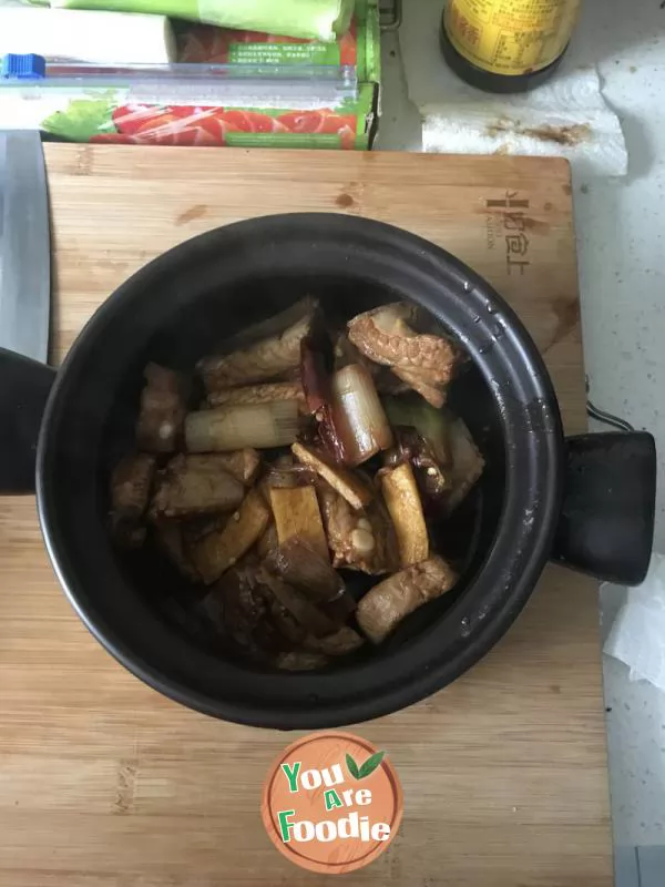 Braised spareribs with bamboo shoots in casserole