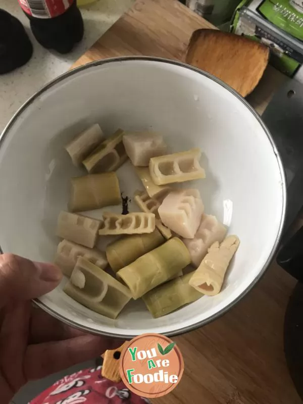 Braised spareribs with bamboo shoots in casserole