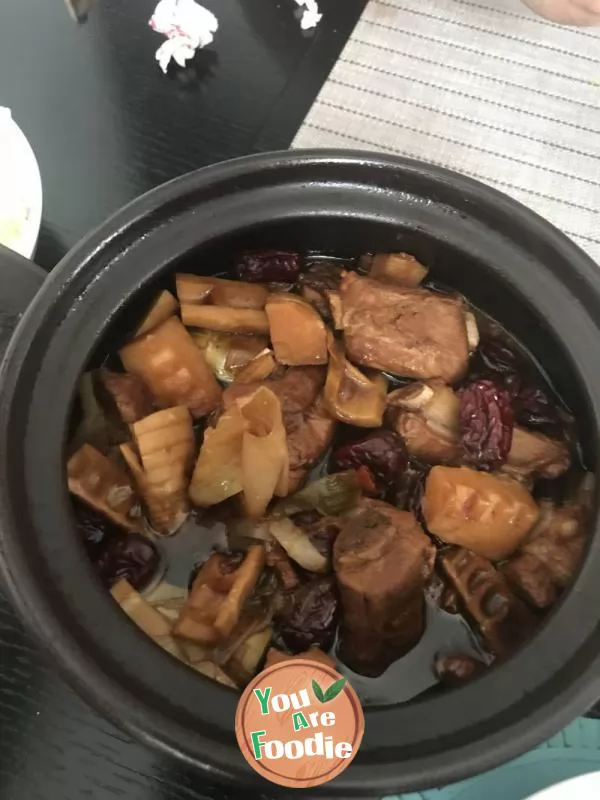 Braised spareribs with bamboo shoots in casserole