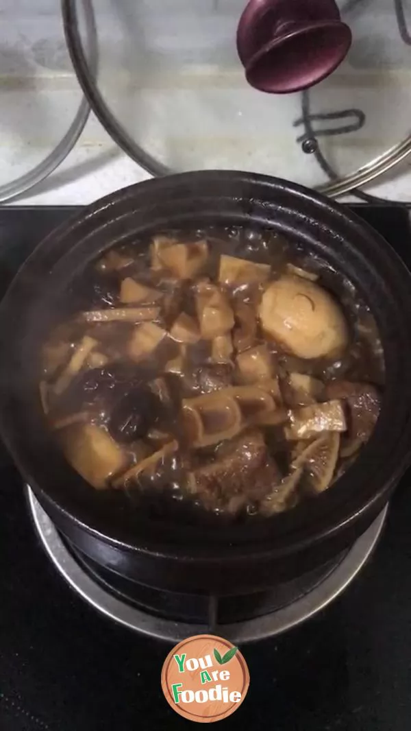 Braised spareribs with bamboo shoots in casserole