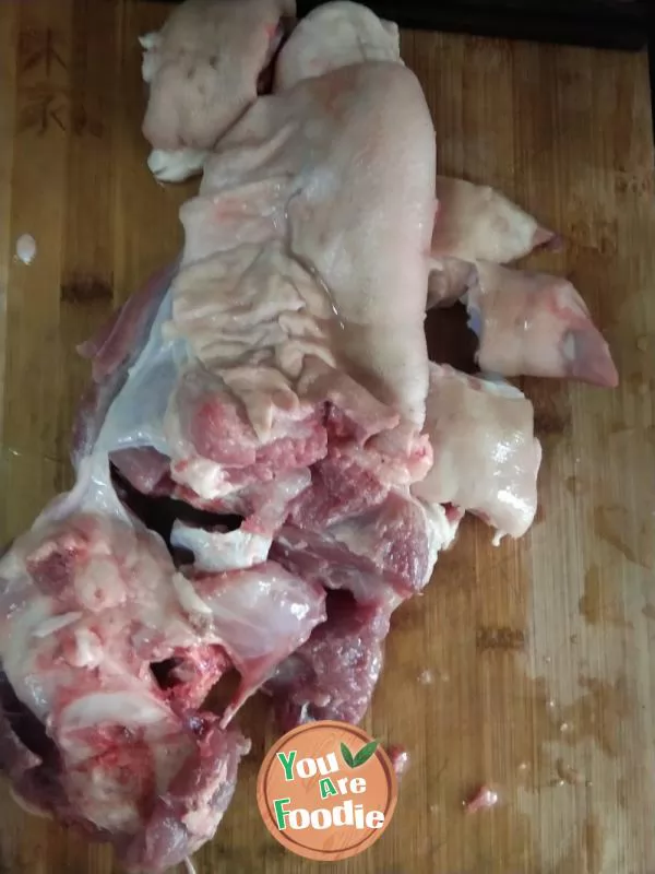 Braised pork feet with carrots