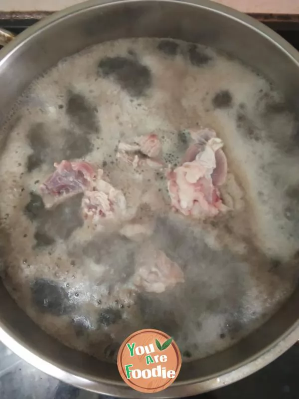 Braised pork feet with carrots