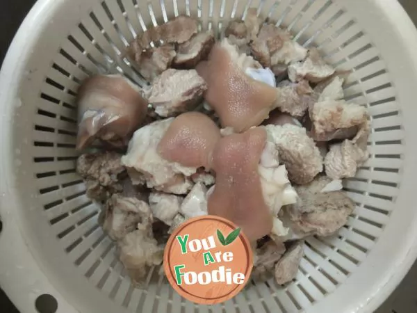 Braised pork feet with carrots