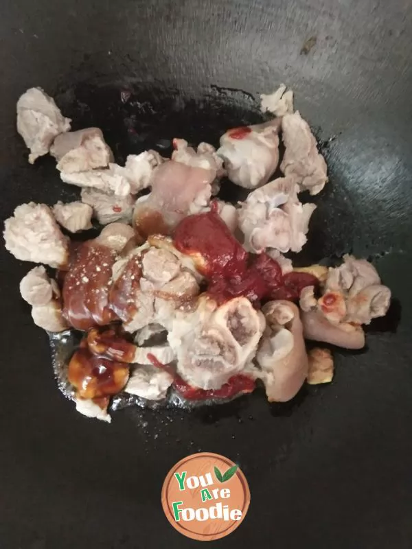 Braised pork feet with carrots