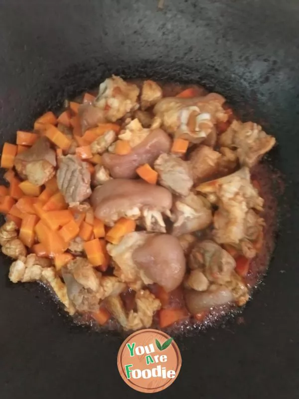 Braised pork feet with carrots