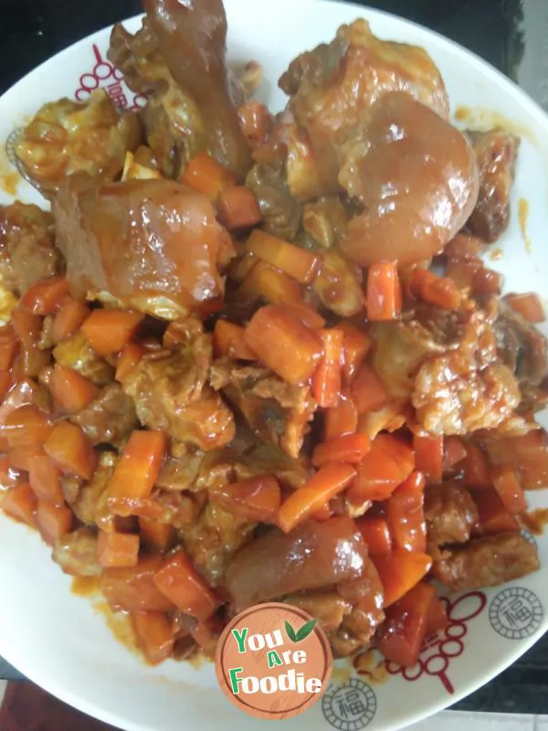 Braised pork feet with carrots